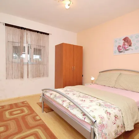 2 Bedroom Cozy In Apartament