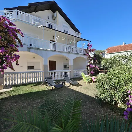 2 Bedroom Cozy In Apartament