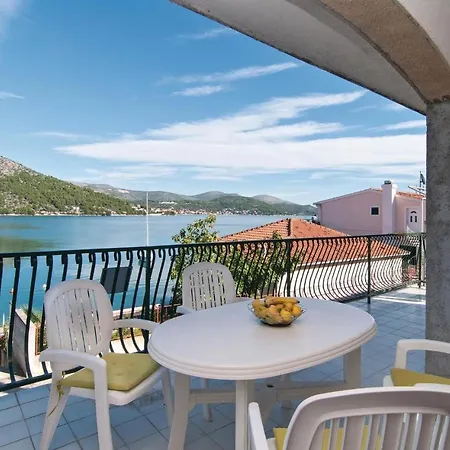 2 Bedroom Cozy In Apartament