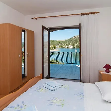 2 Bedroom Cozy In Apartament